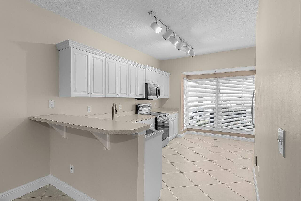 1620 42nd Square 104, Vero Beach, FL 32960 — photo 10 of 43