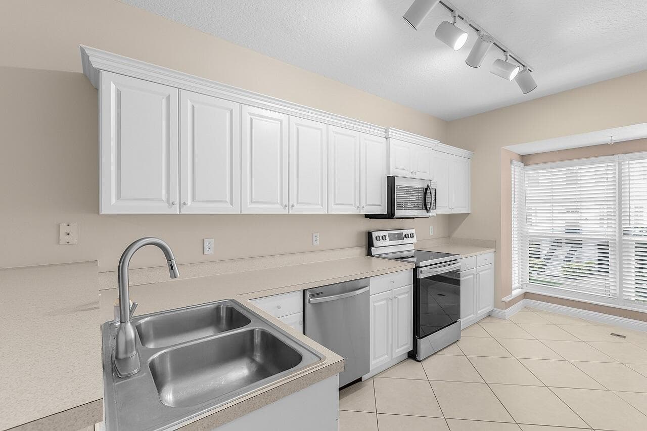 1620 42nd Square 104, Vero Beach, FL 32960 — photo 11 of 43