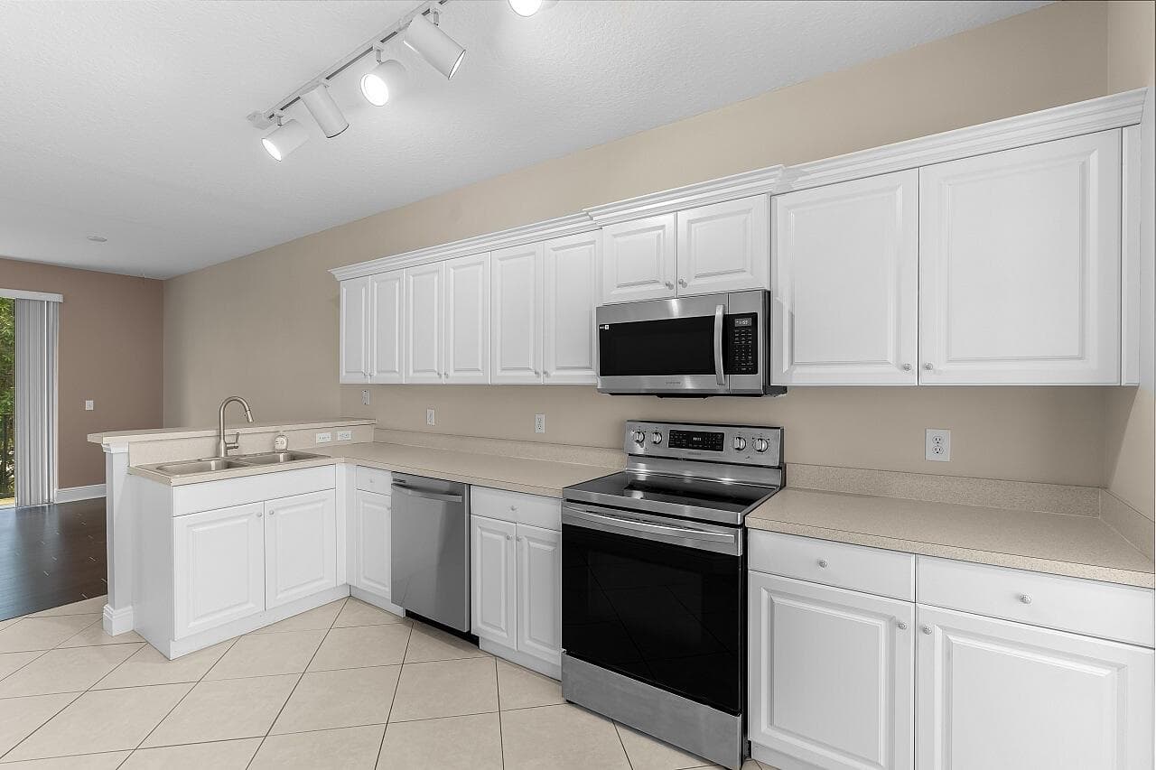 1620 42nd Square 104, Vero Beach, FL 32960 — photo 12 of 43