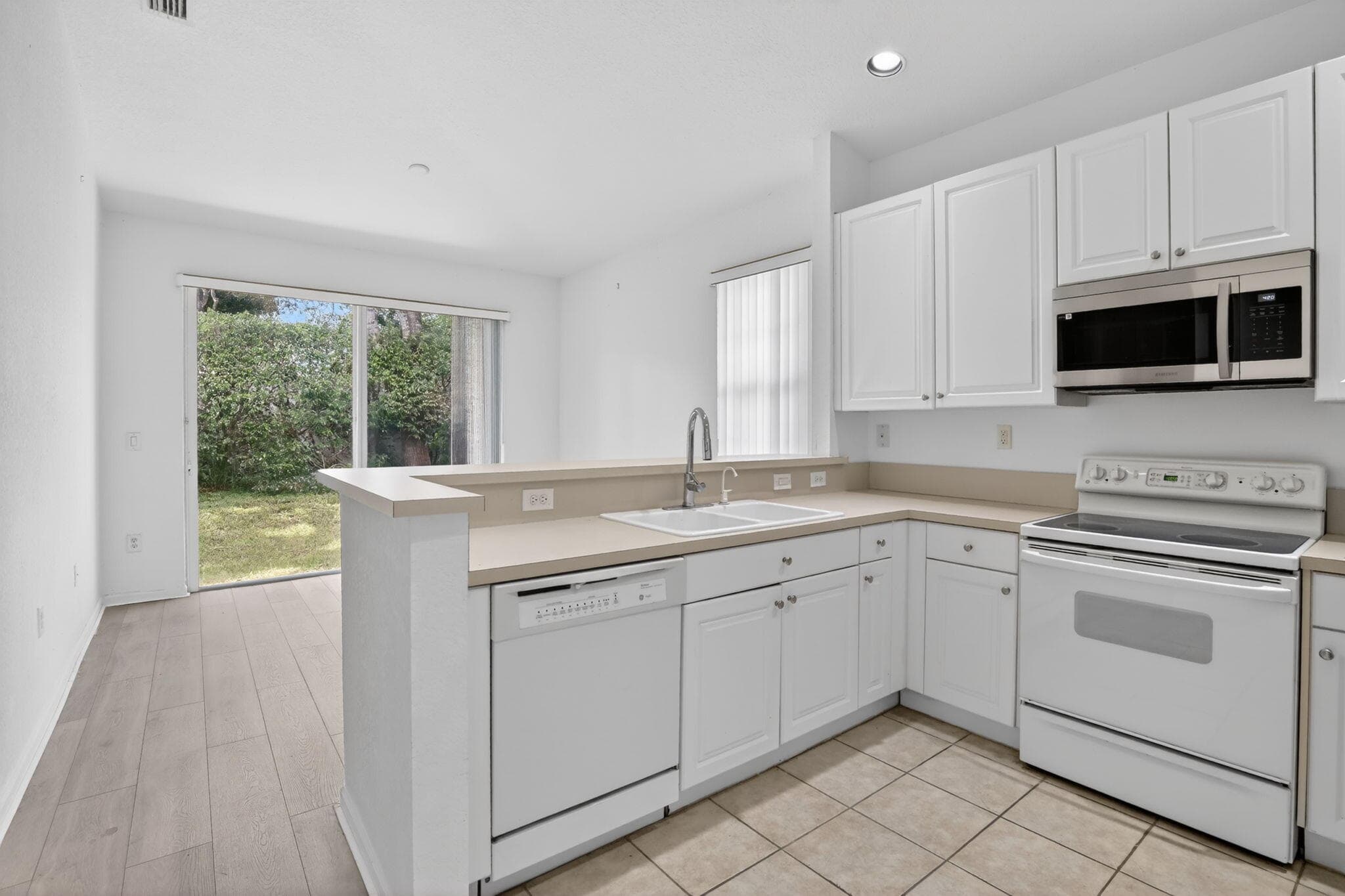 7915 NW 20th Street, Pembroke Pines, FL 33024 — photo 10 of 45