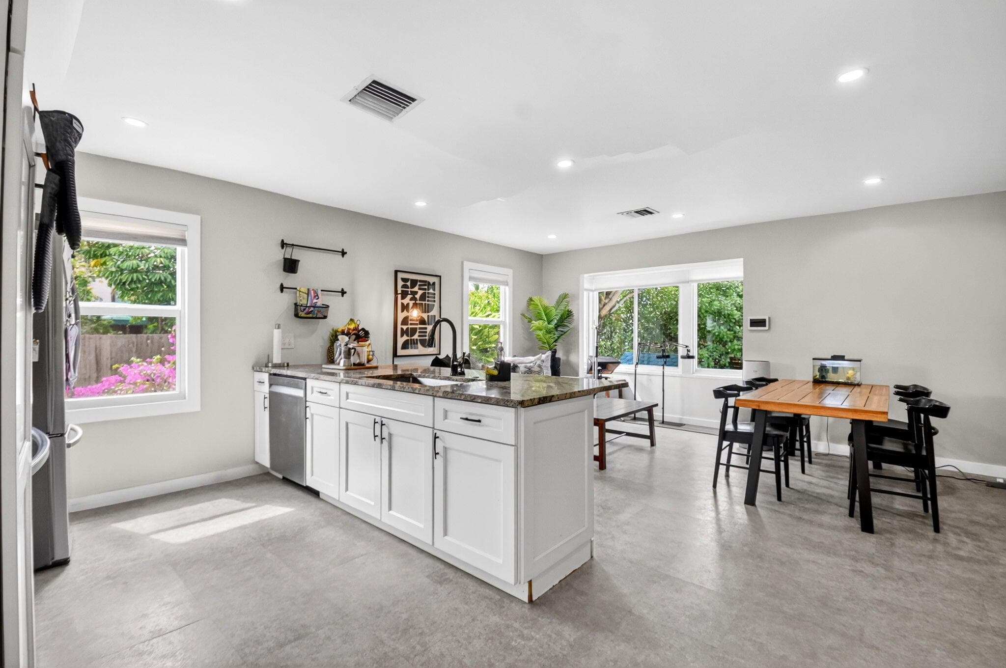 702 Forest Hill Boulevard, West Palm Beach, FL 33405 — photo 2 of 34