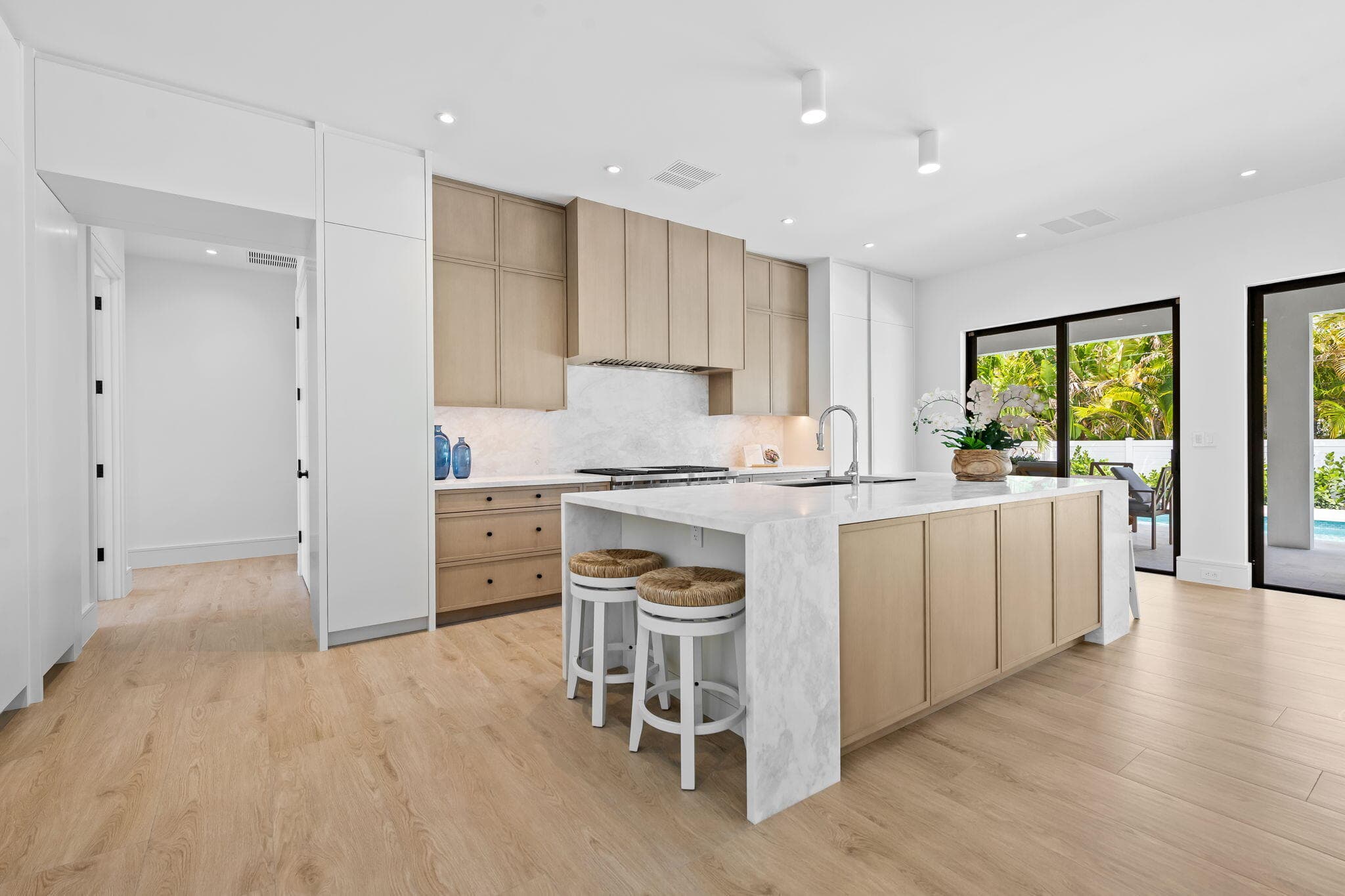 2725 NE 28th Street, Fort Lauderdale, FL 33306 — photo 9 of 40