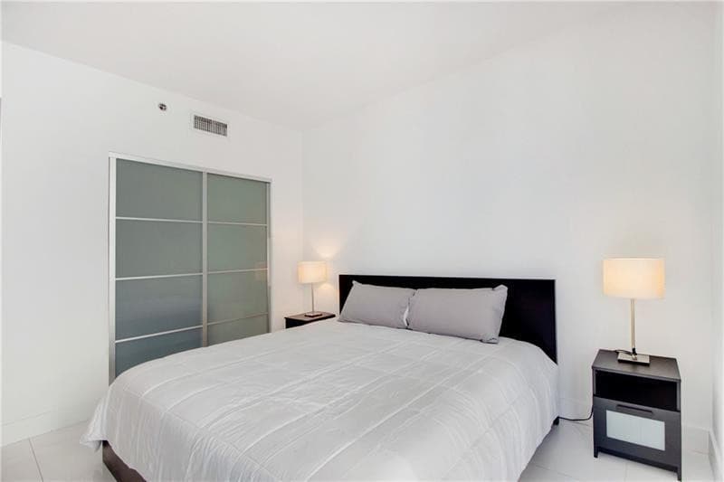 1050 Brickell Avenue 3222, Miami, FL 33131 — photo 6 of 12