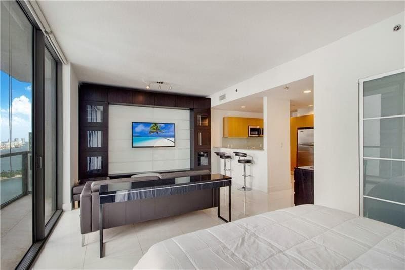 1050 Brickell Avenue 3222, Miami, FL 33131 — photo 7 of 12