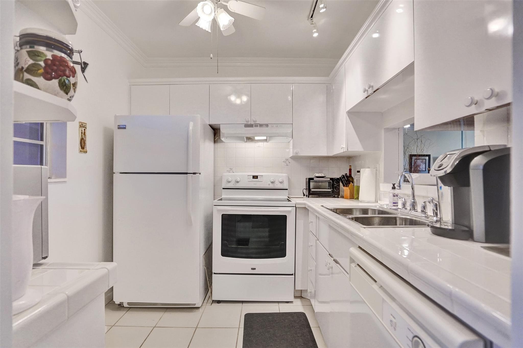 4706 NW 36th Street 409, Lauderdale Lakes, FL 33319 — photo 3 of 24