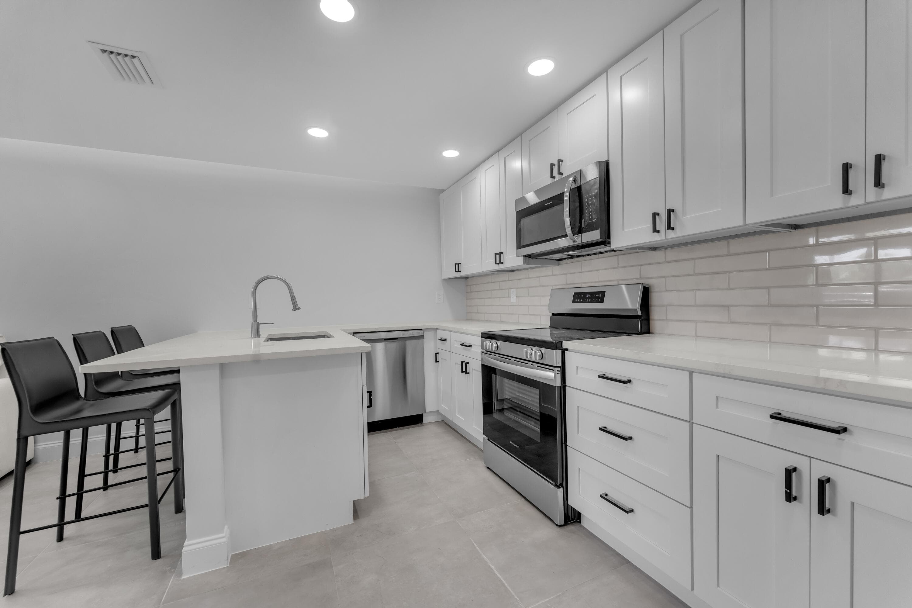 381 SE 15th Avenue 1, Deerfield Beach, FL 33441 — photo 3 of 19