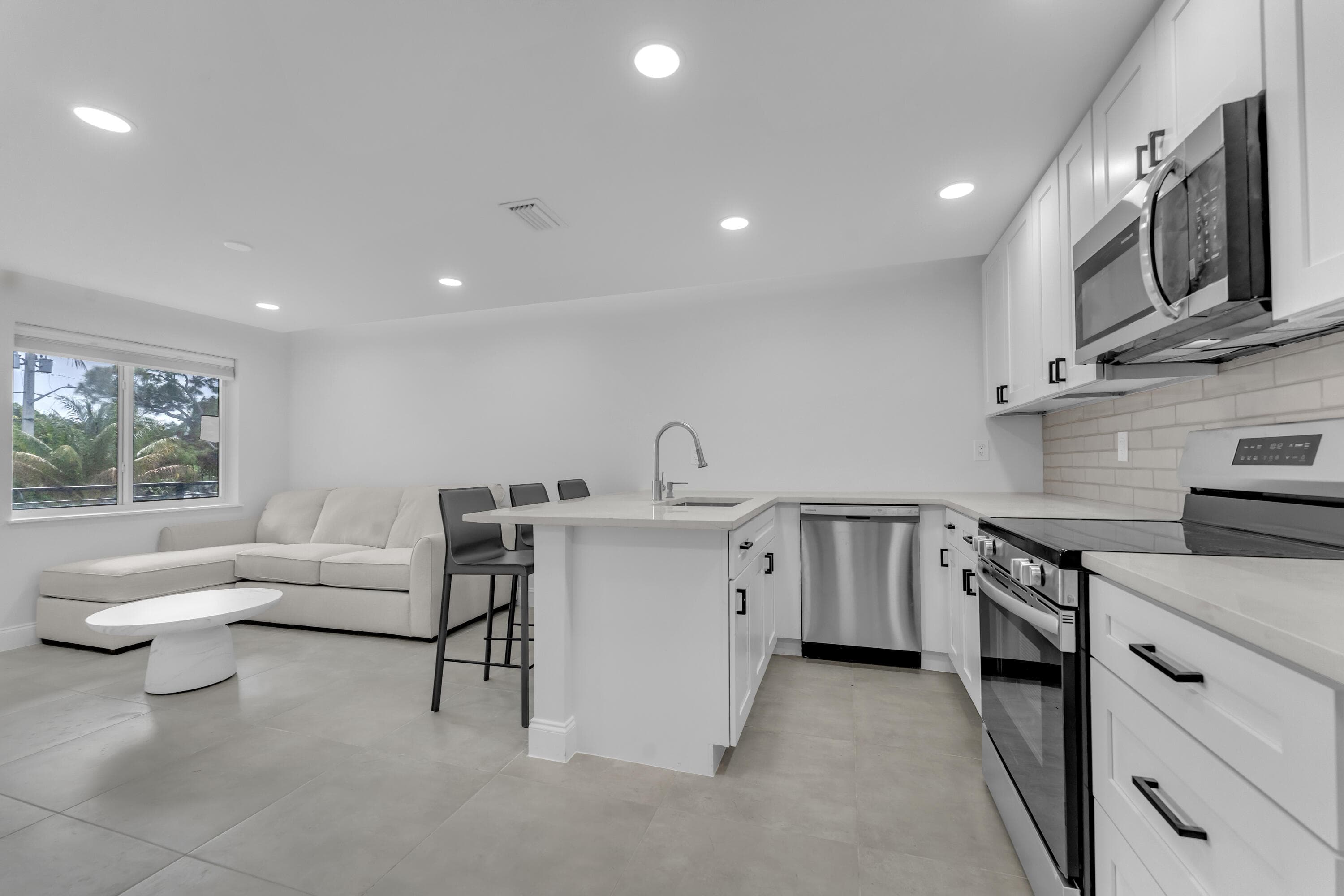 381 SE 15th Avenue 1, Deerfield Beach, FL 33441 — photo 5 of 19