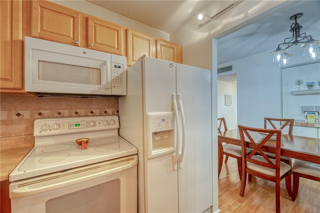2400 NE 10th Street 204, Pompano Beach, FL 33062 — photo 10 of 27