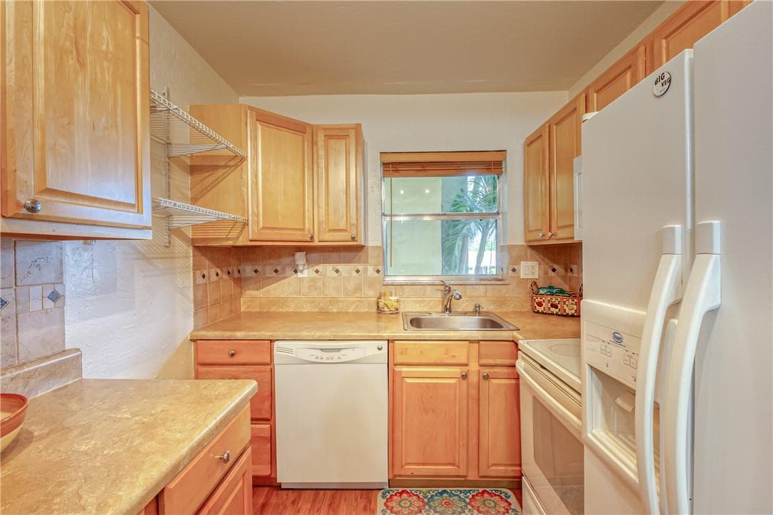 2400 NE 10th Street 204, Pompano Beach, FL 33062 — photo 11 of 27