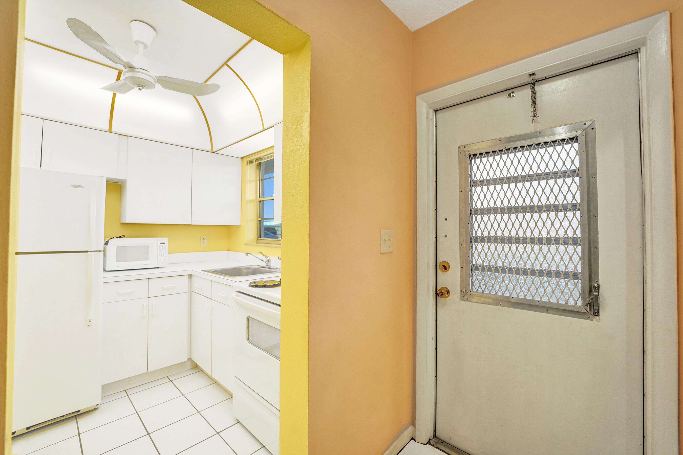 2551 W Golf Boulevard 108, Pompano Beach, FL 33064 — photo 3 of 28