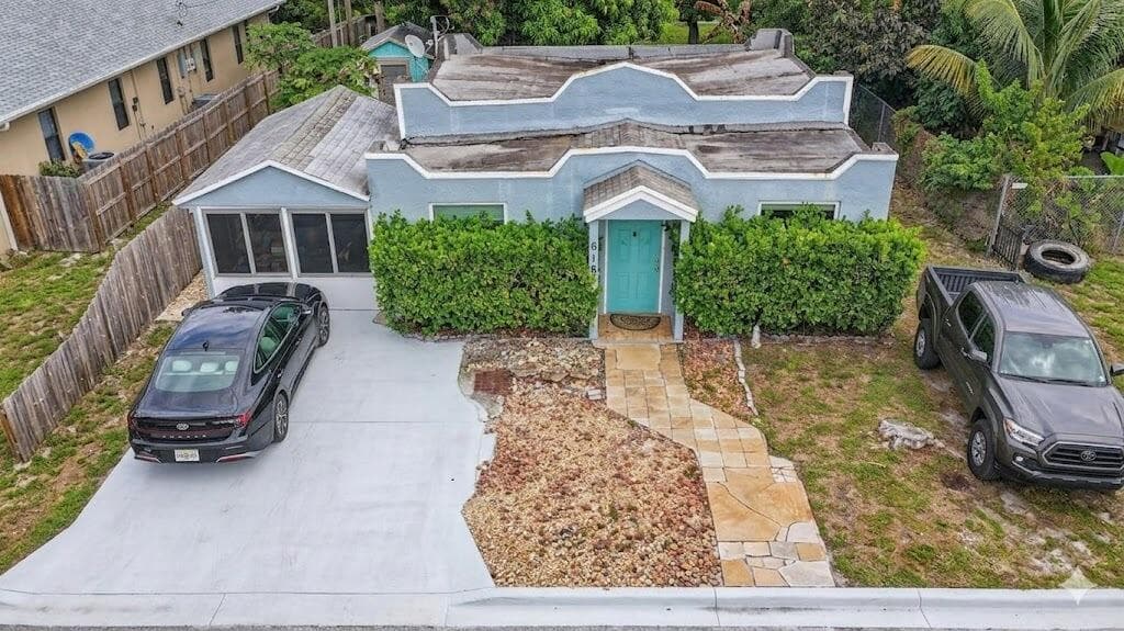 618 S Pine Street, Lake Worth Beach, FL 33460 — photo 1 of 20