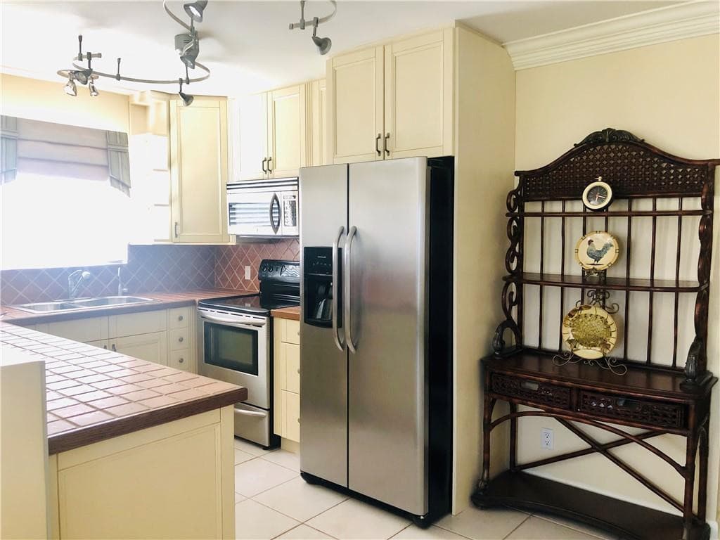 137 Farnham F 137, Deerfield Beach, FL 33442 — photo 12 of 96