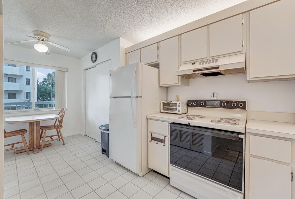 3146 Via Poinciana 203, Lake Worth, FL 33467 — photo 7 of 18