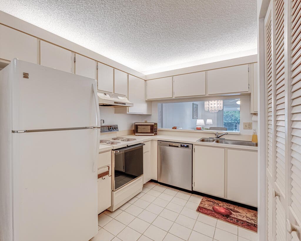 3146 Via Poinciana 203, Lake Worth, FL 33467 — photo 8 of 18