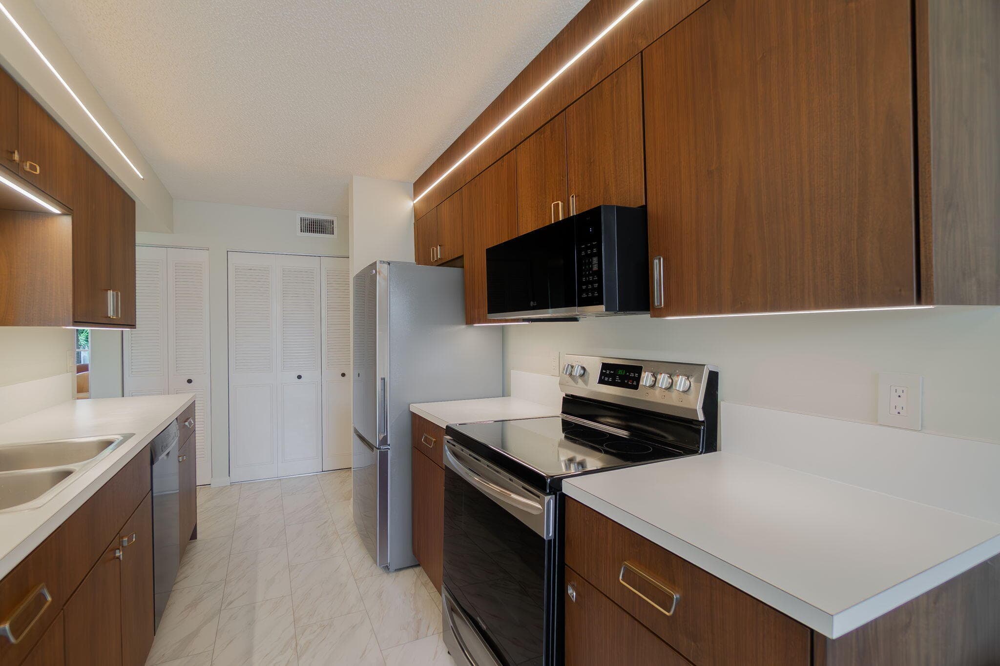 102 Half Moon Circle G2, Hypoluxo, FL 33462 — photo 11 of 32