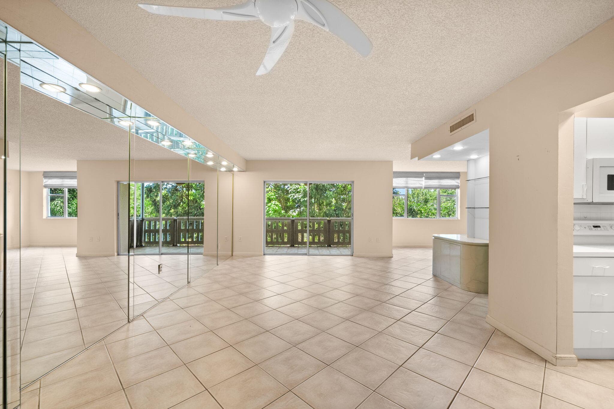 4001 Hillcrest Drive 406, Hollywood, FL 33021 — photo 3 of 40