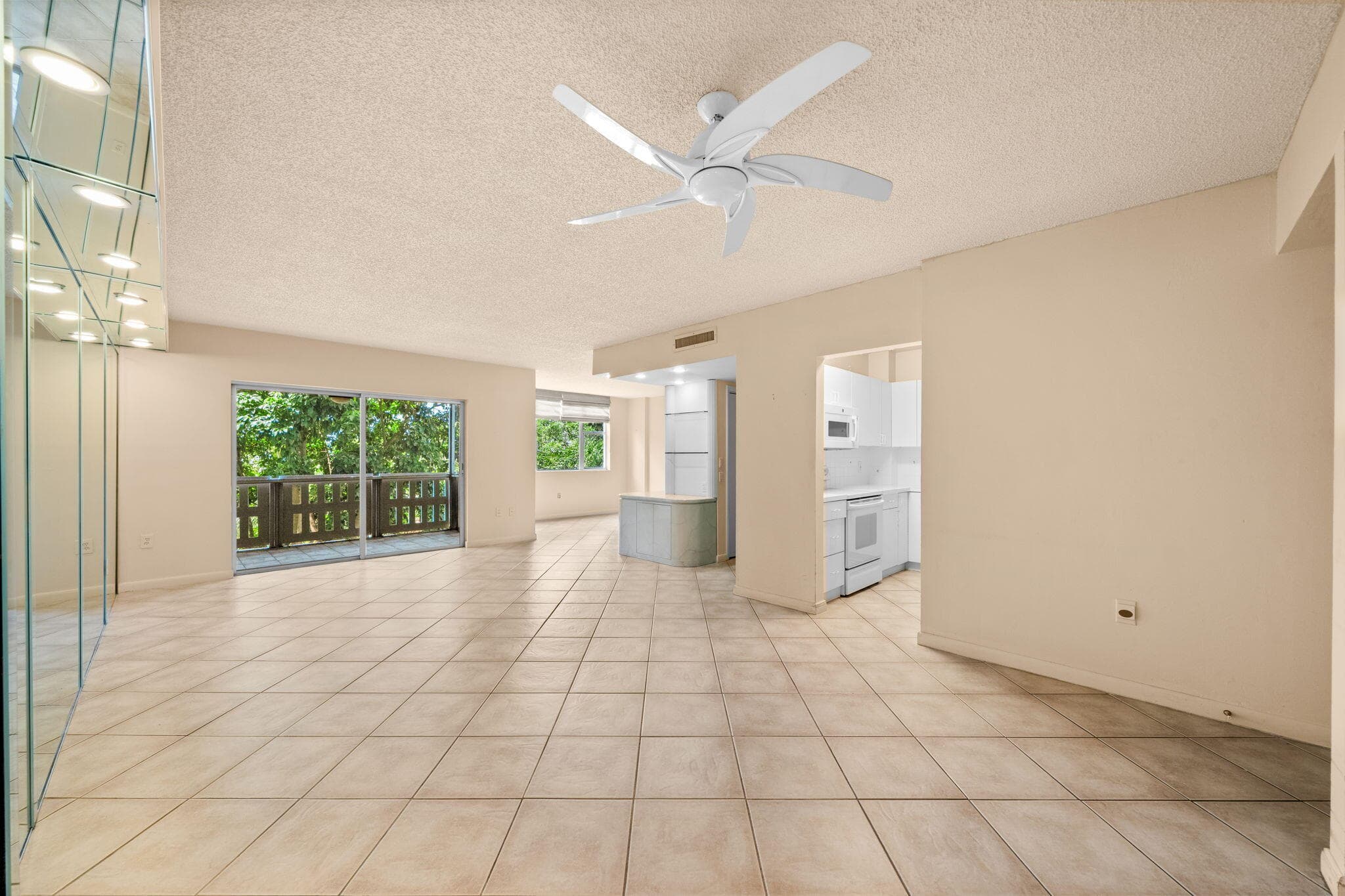 4001 Hillcrest Drive 406, Hollywood, FL 33021 — photo 4 of 40