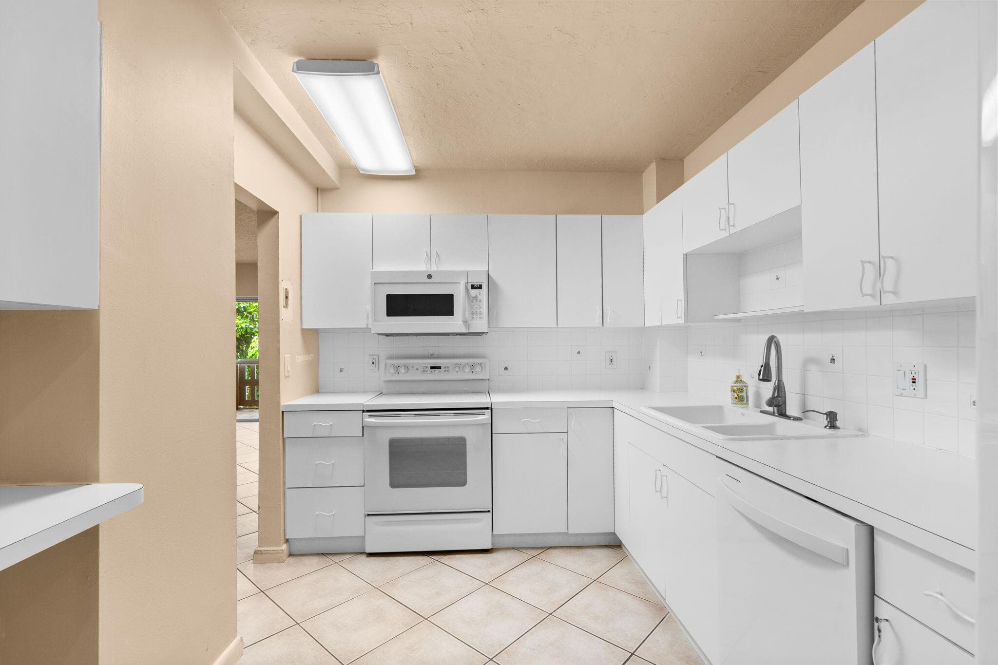 4001 Hillcrest Drive 406, Hollywood, FL 33021 — photo 15 of 40