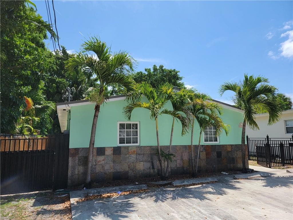 1010 NW 3rd Avenue, Hallandale Beach, FL 33009 — photo 2 of 18