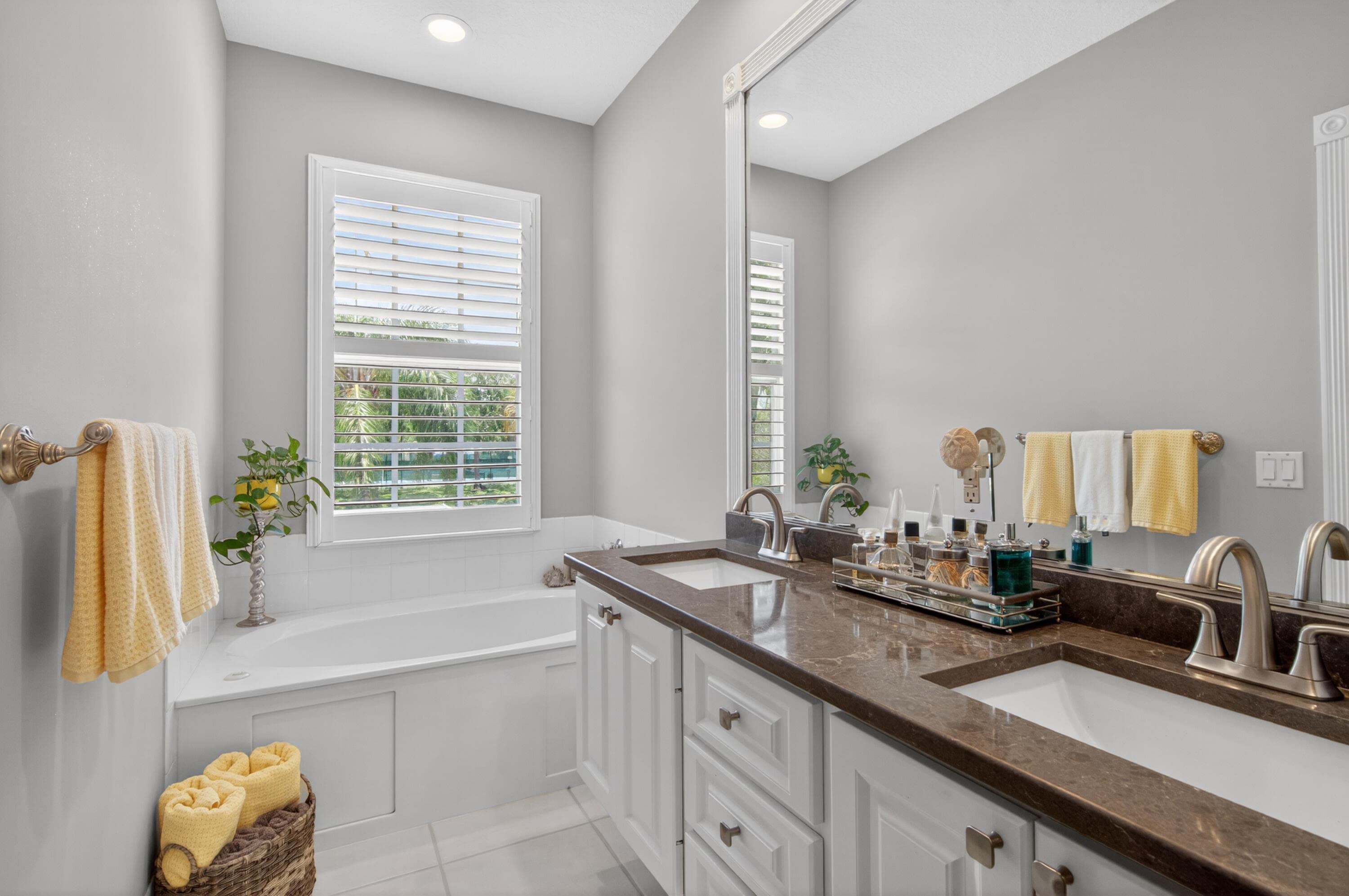 423 Capistrano Drive, Palm Beach Gardens, FL 33410 — photo 18 of 44