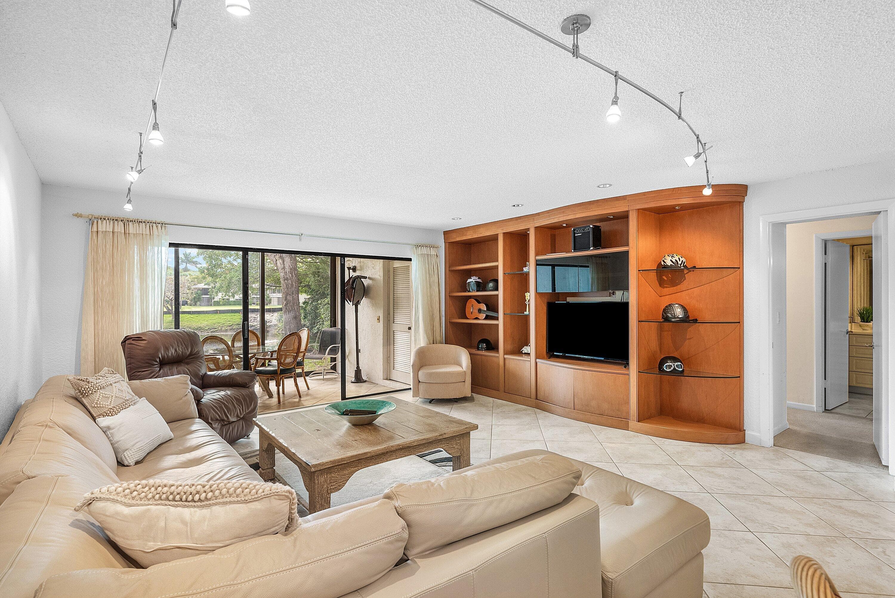 22 Westgate Lane E, Boynton Beach, FL 33436 — photo 10 of 51