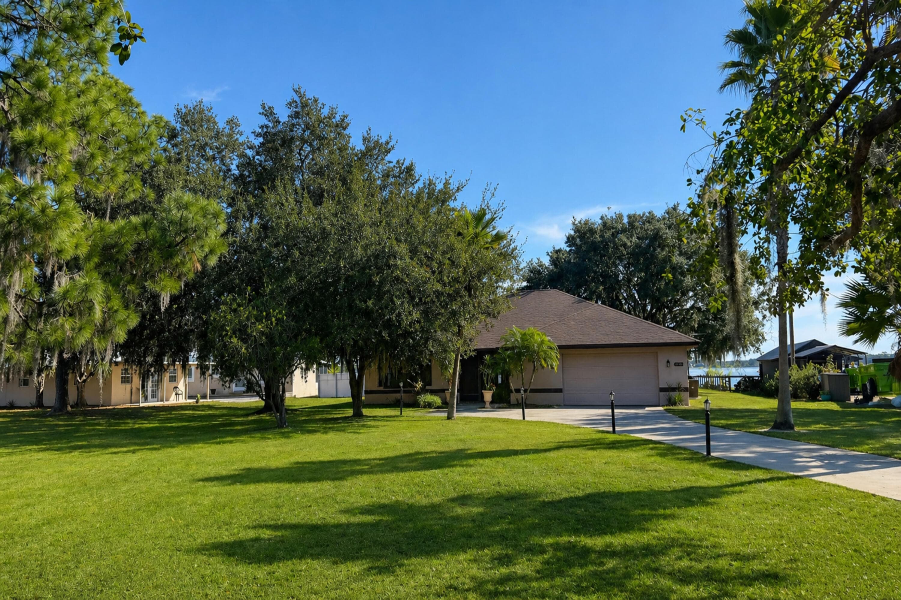 680 Memorial Drive, Sebring, FL 33870 — photo 1 of 44