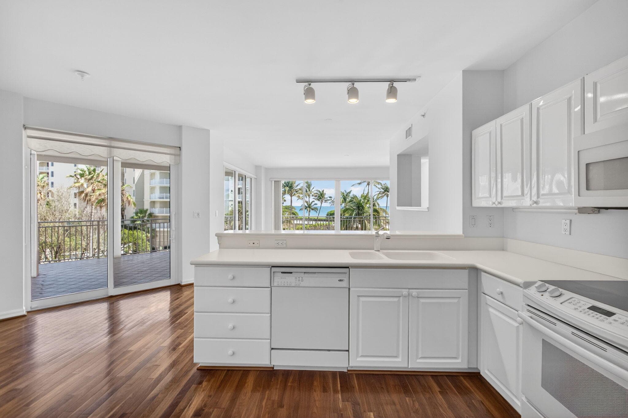 1660 S Highway A1a (plus Deeded Sep. Guest Quarters) 222, Jupiter, FL 33477 — photo 10 of 31