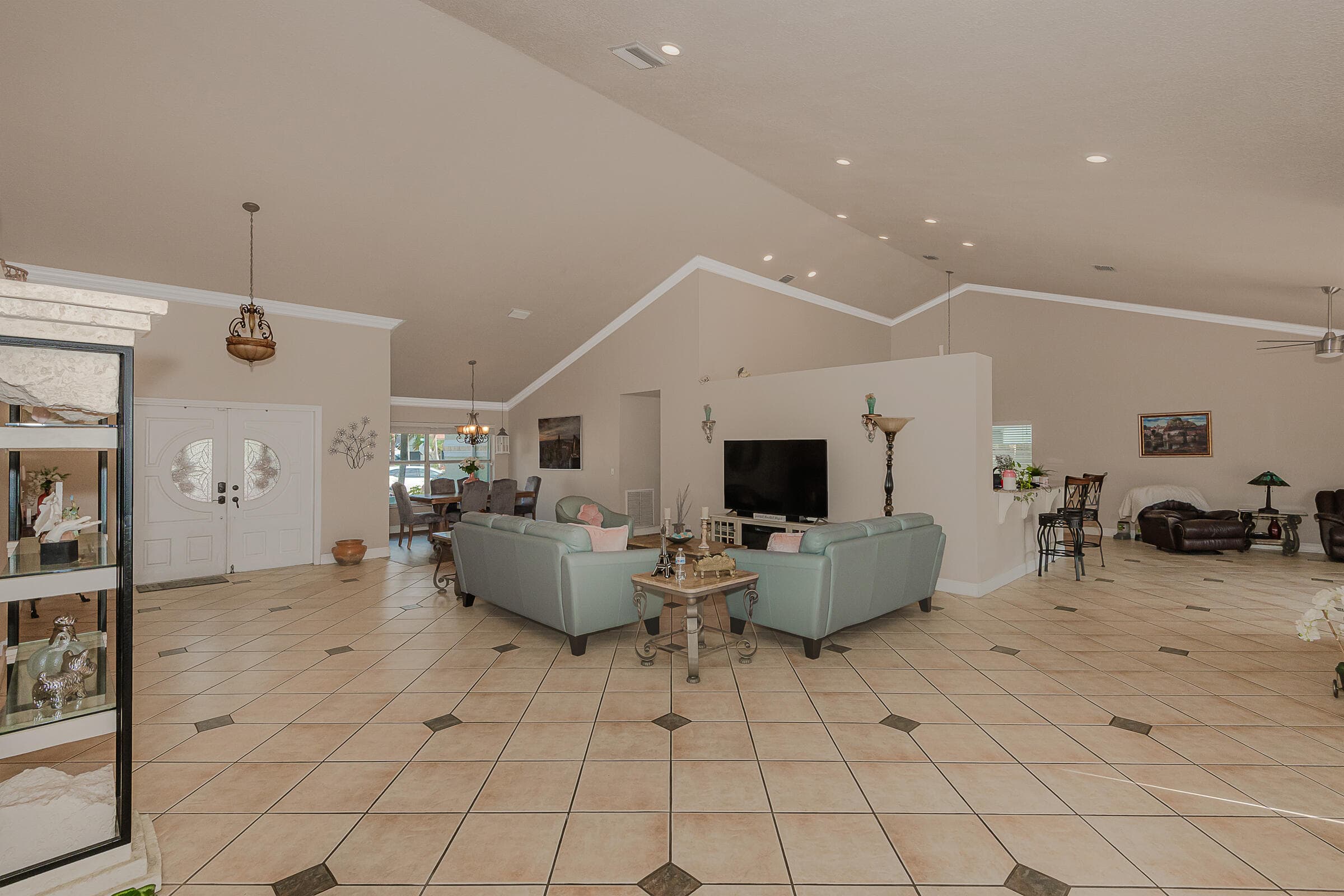 1091 NW 162nd Avenue, Pembroke Pines, FL 33028 — photo 5 of 39