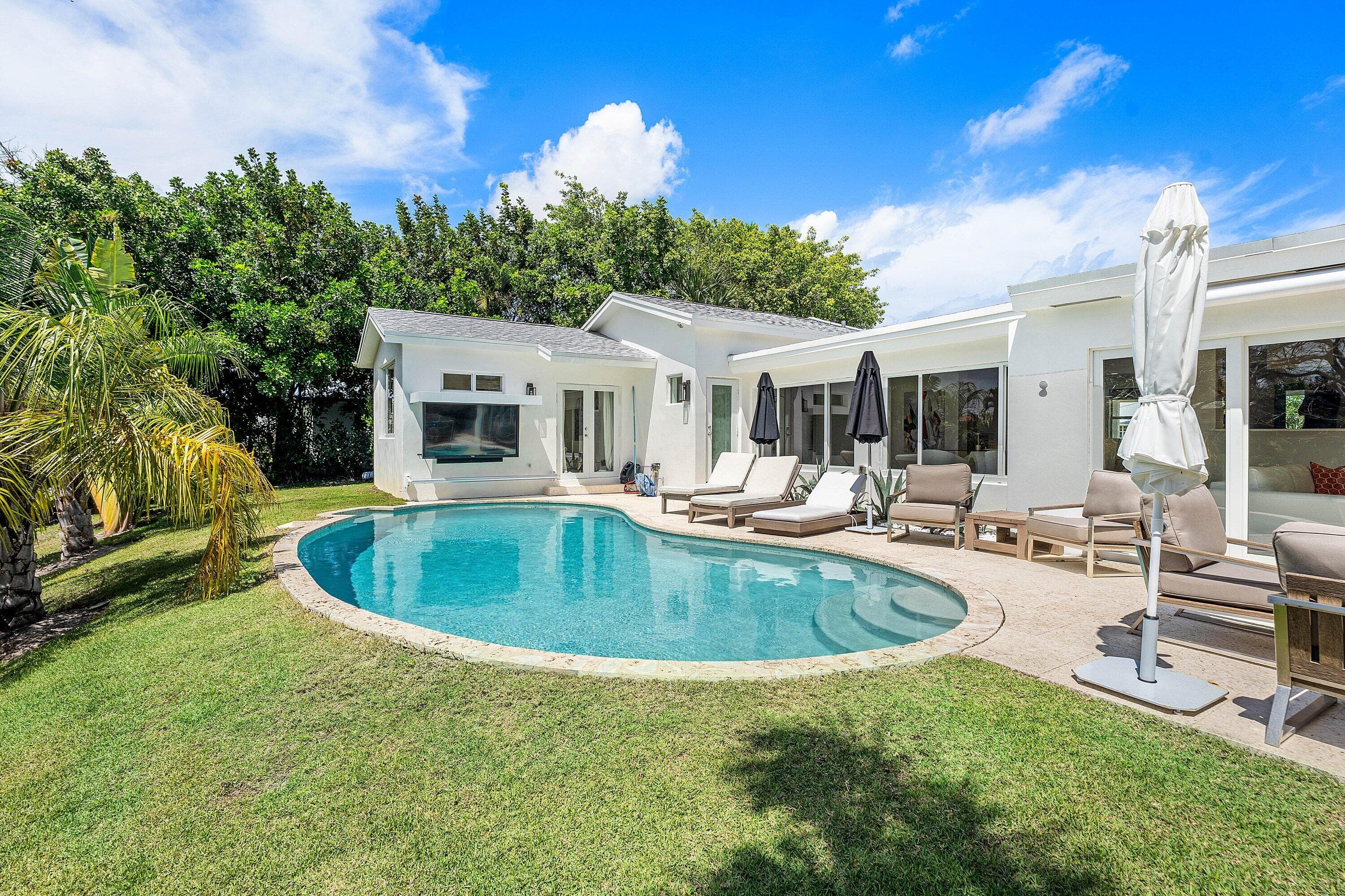 7745 W Lake Drive, Lake Clarke Shores, FL 33406 — photo 11 of 50