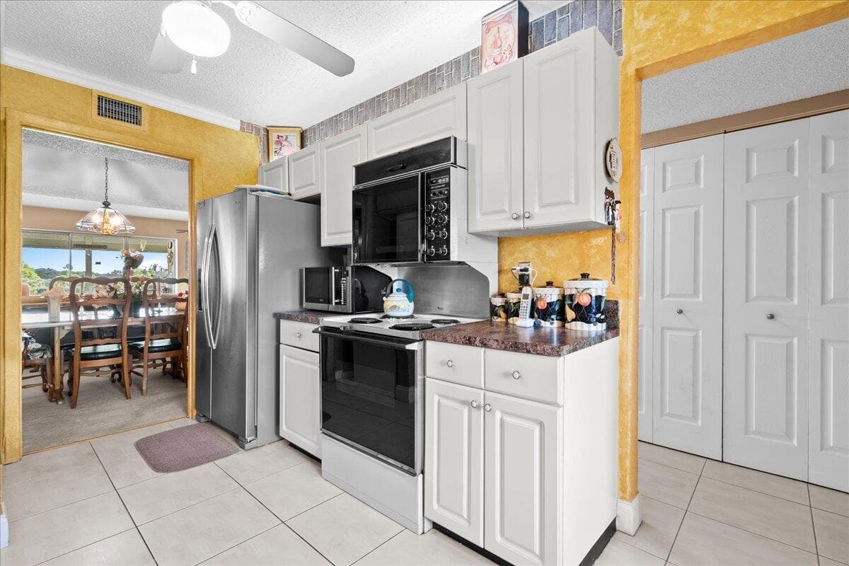 6768 N 10th Avenue 410, Lake Worth, FL 33467 — photo 5 of 37