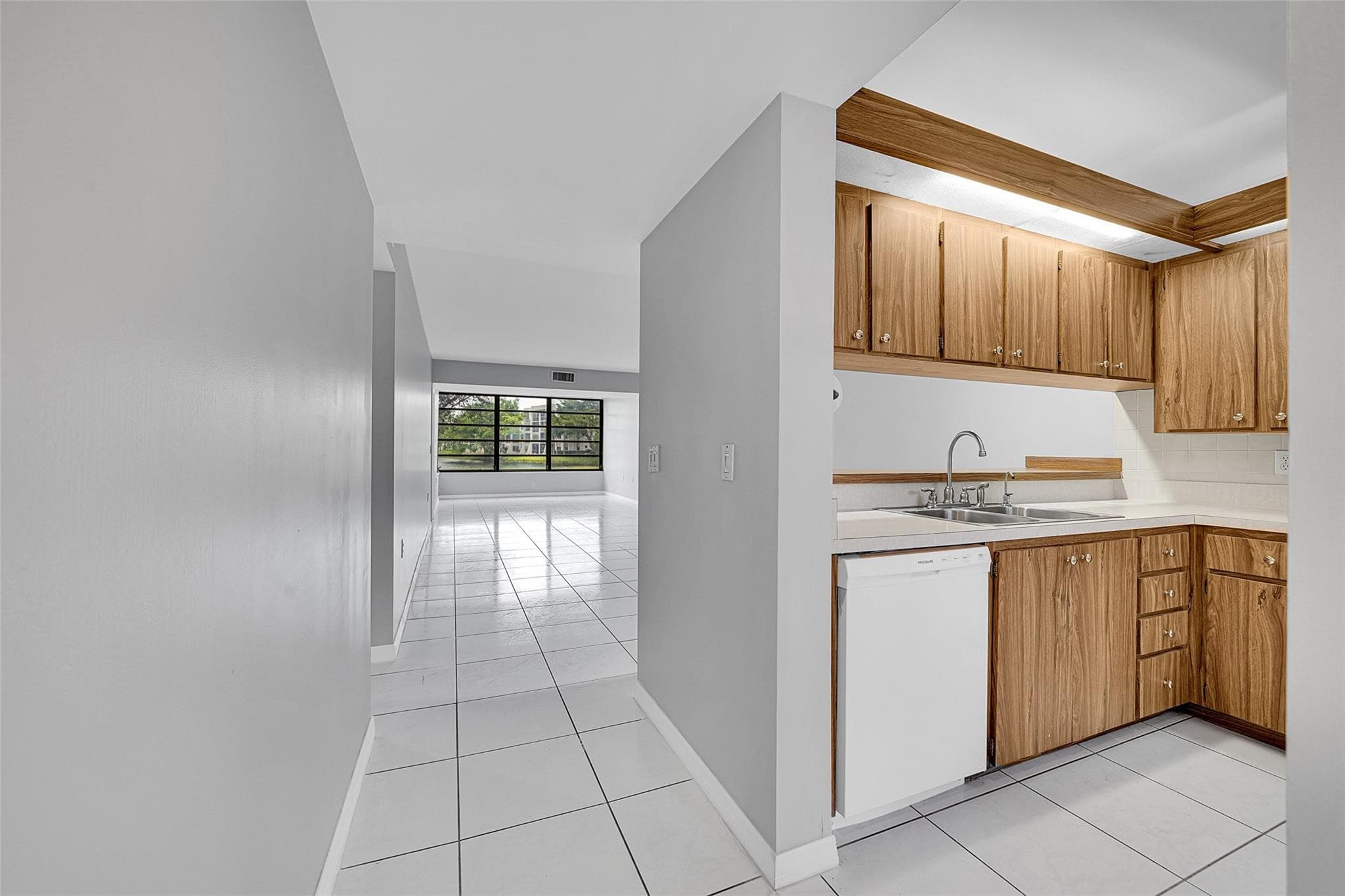 1713 Whitehall Drive 103, Davie, FL 33324 — photo 6 of 28