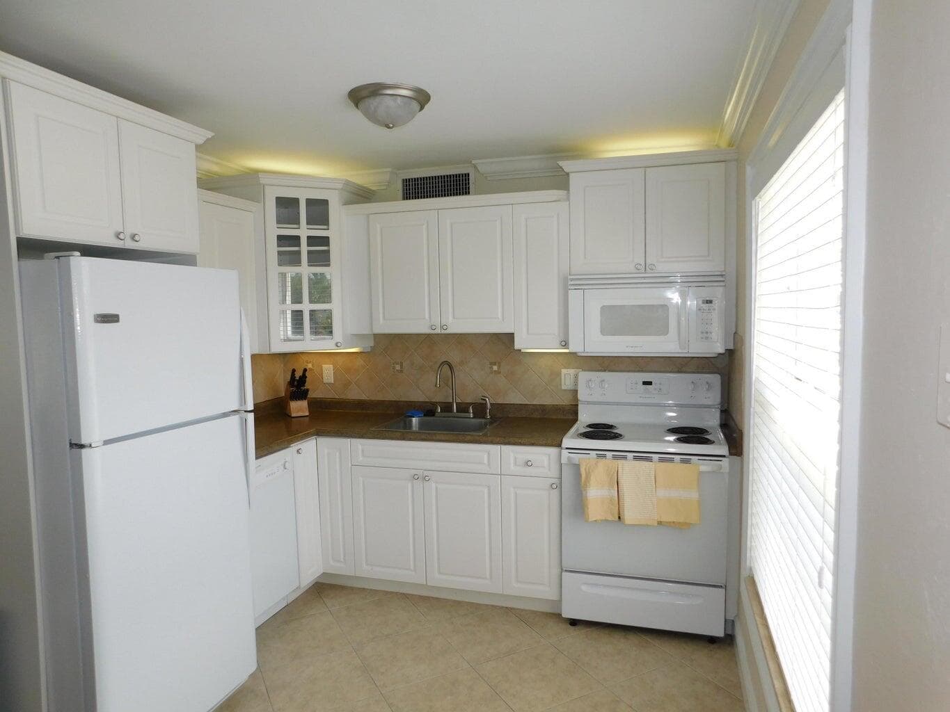 735 Hummingbird Way 204, North Palm Beach, FL 33408 — photo 3 of 18