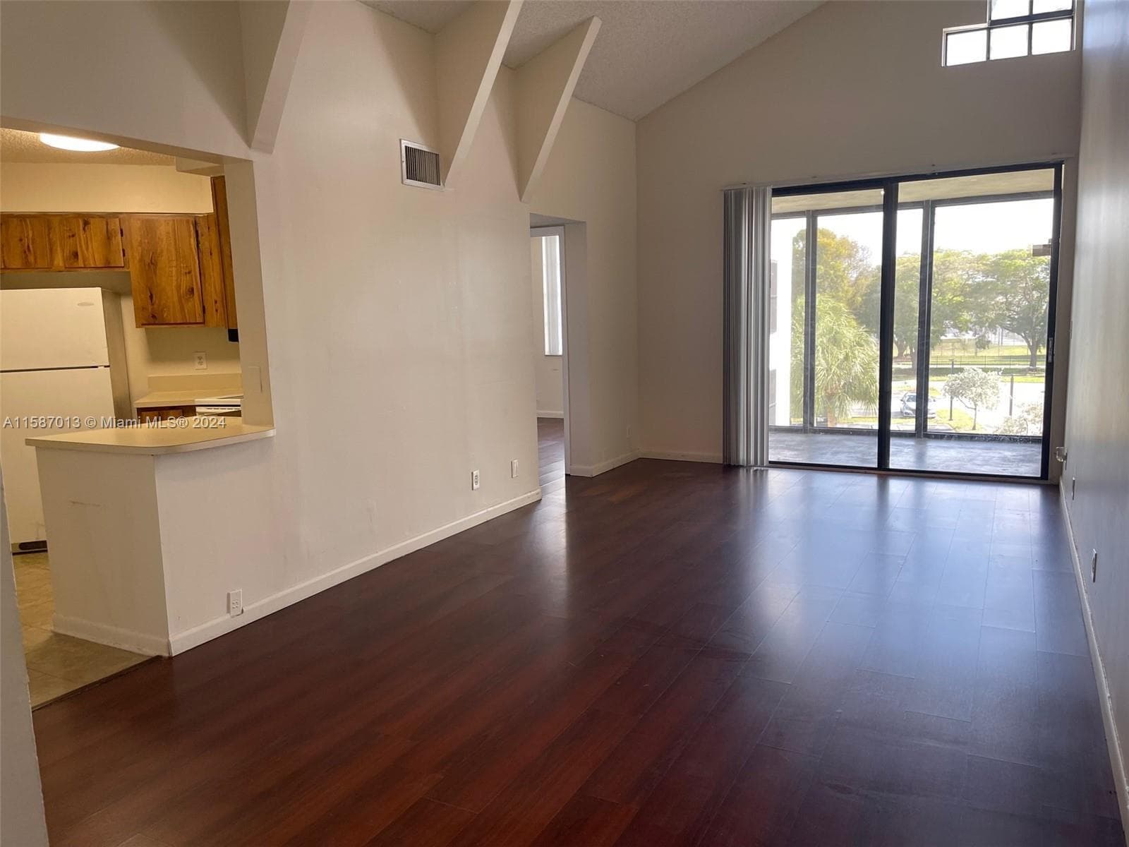 212 Lake Pointe Drive 313, Oakland Park, FL 33309 — photo 3 of 11