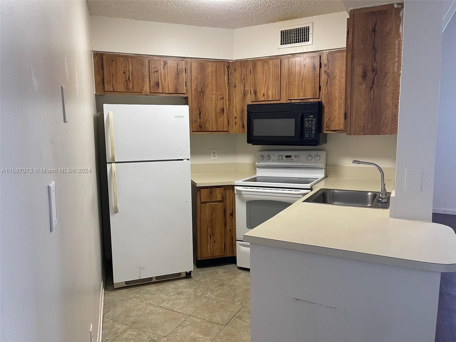 212 Lake Pointe Drive 313, Oakland Park, FL 33309 — photo 4 of 11