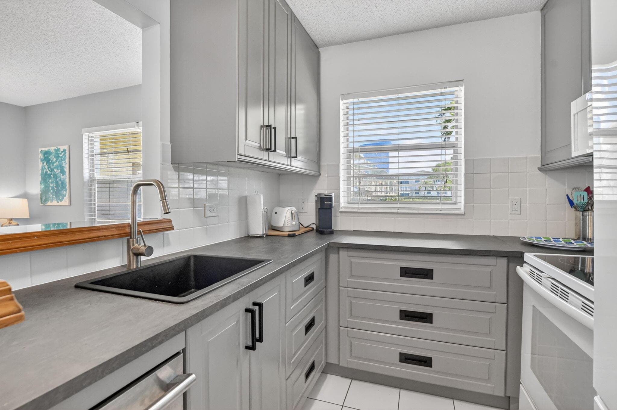 492 W Tilford W, Deerfield Beach, FL 33442 — photo 2 of 97