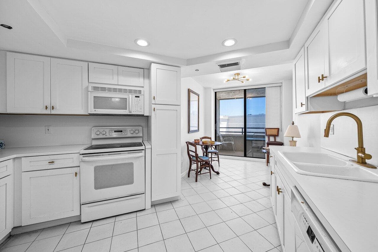 3560 S Ocean Boulevard 809, South Palm Beach, FL 33480 — photo 9 of 39
