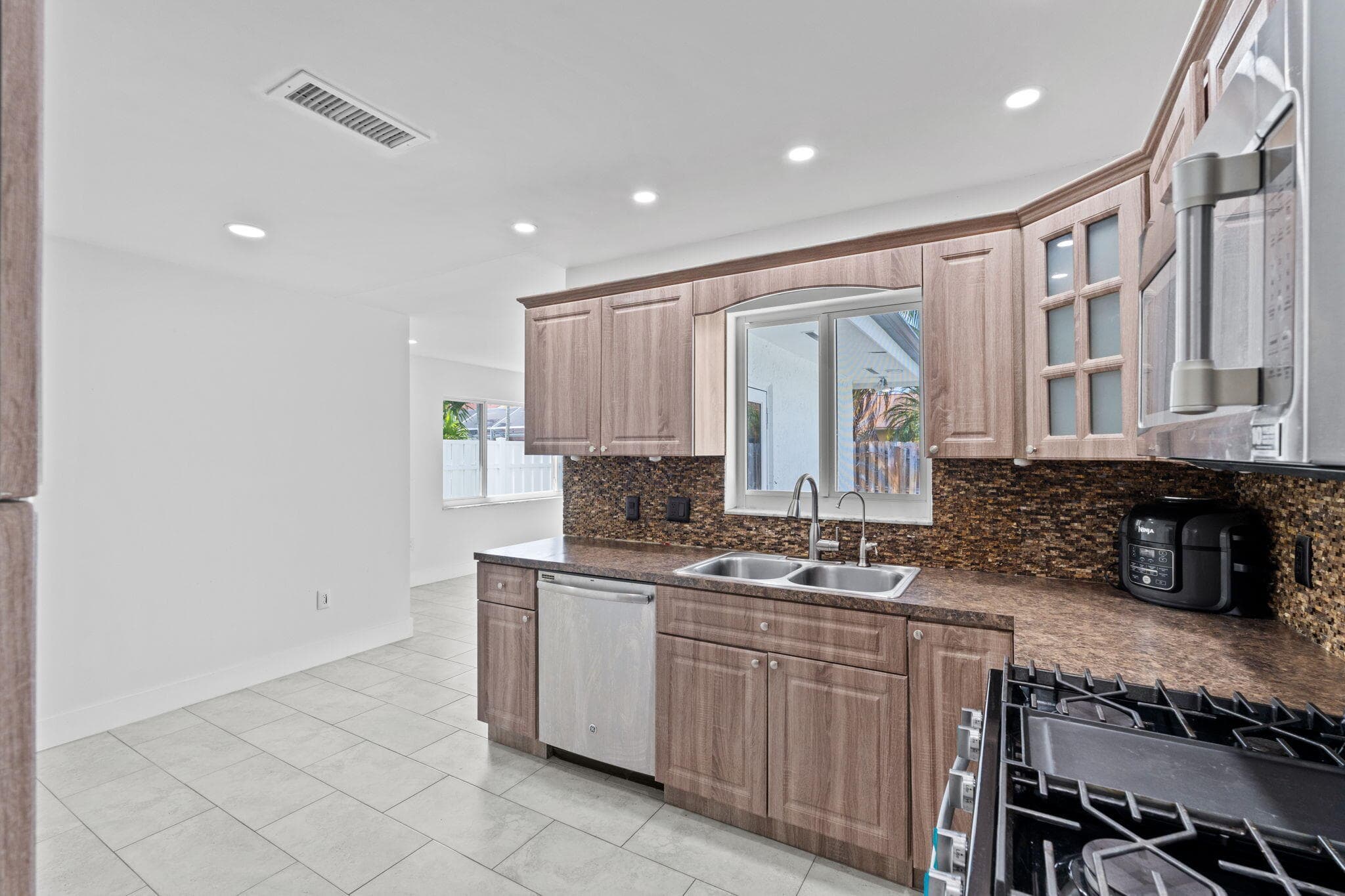 11831 NW 38th Place, Sunrise, FL 33323 — photo 19 of 35