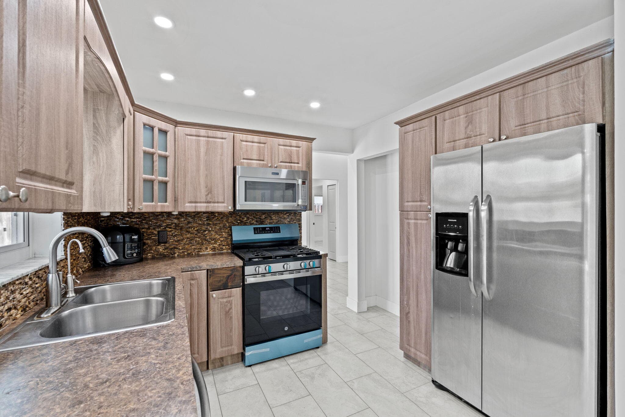 11831 NW 38th Place, Sunrise, FL 33323 — photo 16 of 35