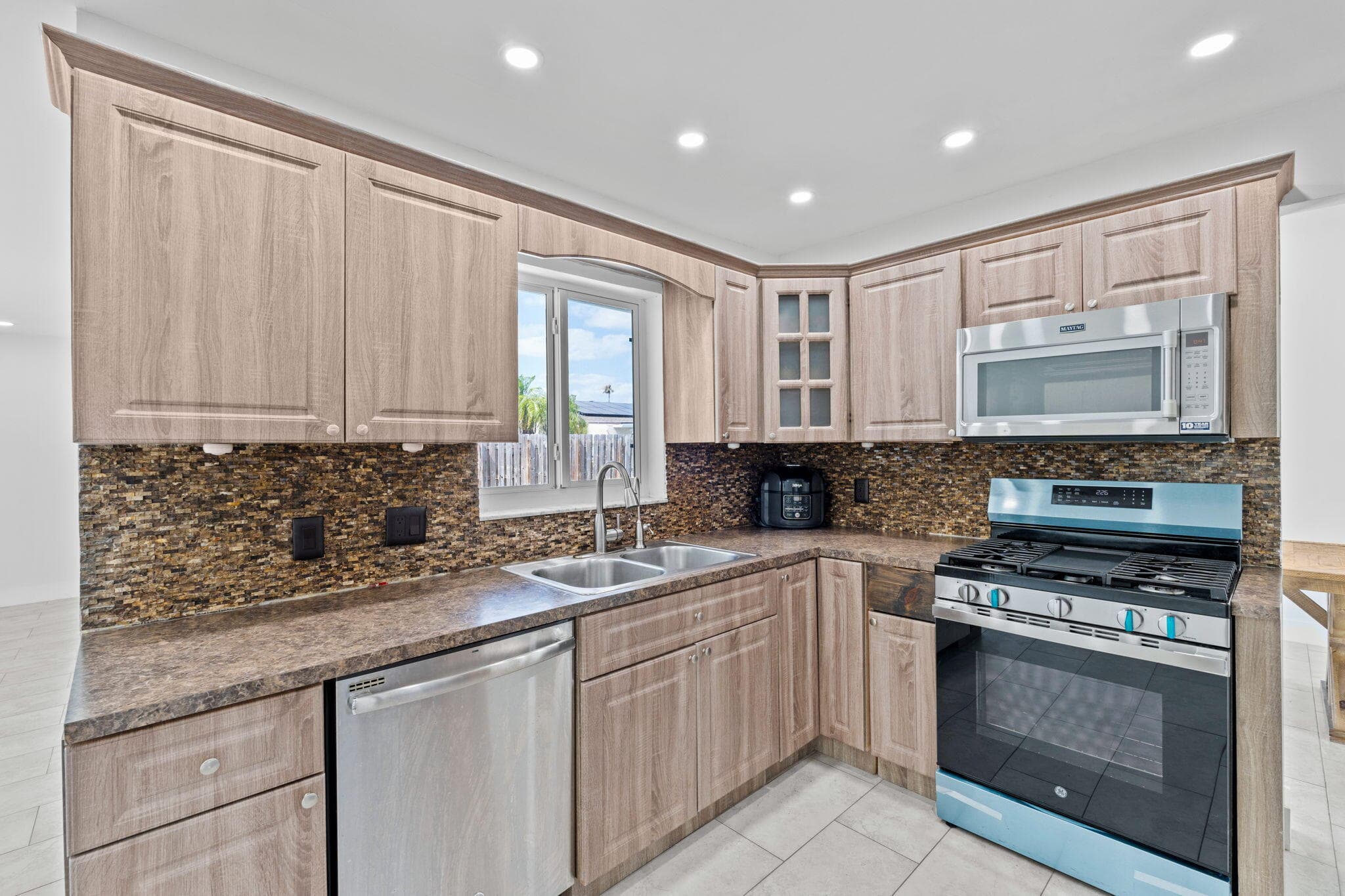 11831 NW 38th Place, Sunrise, FL 33323 — photo 17 of 35