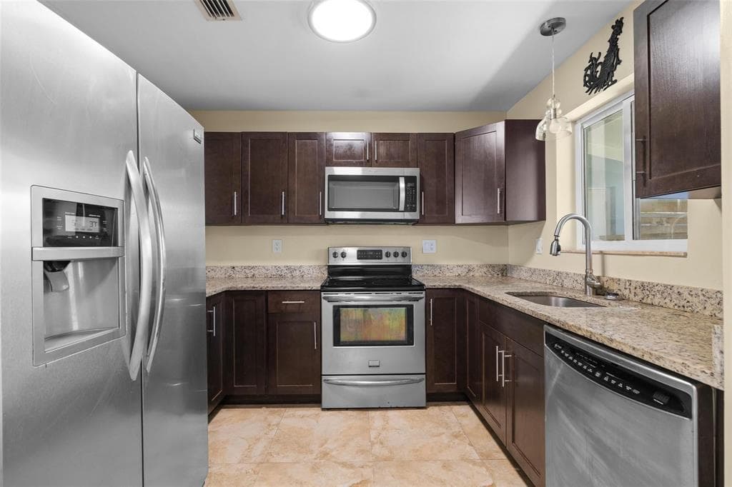 1712 NE 25th Street, Wilton Manors, FL 33305 — photo 2 of 19