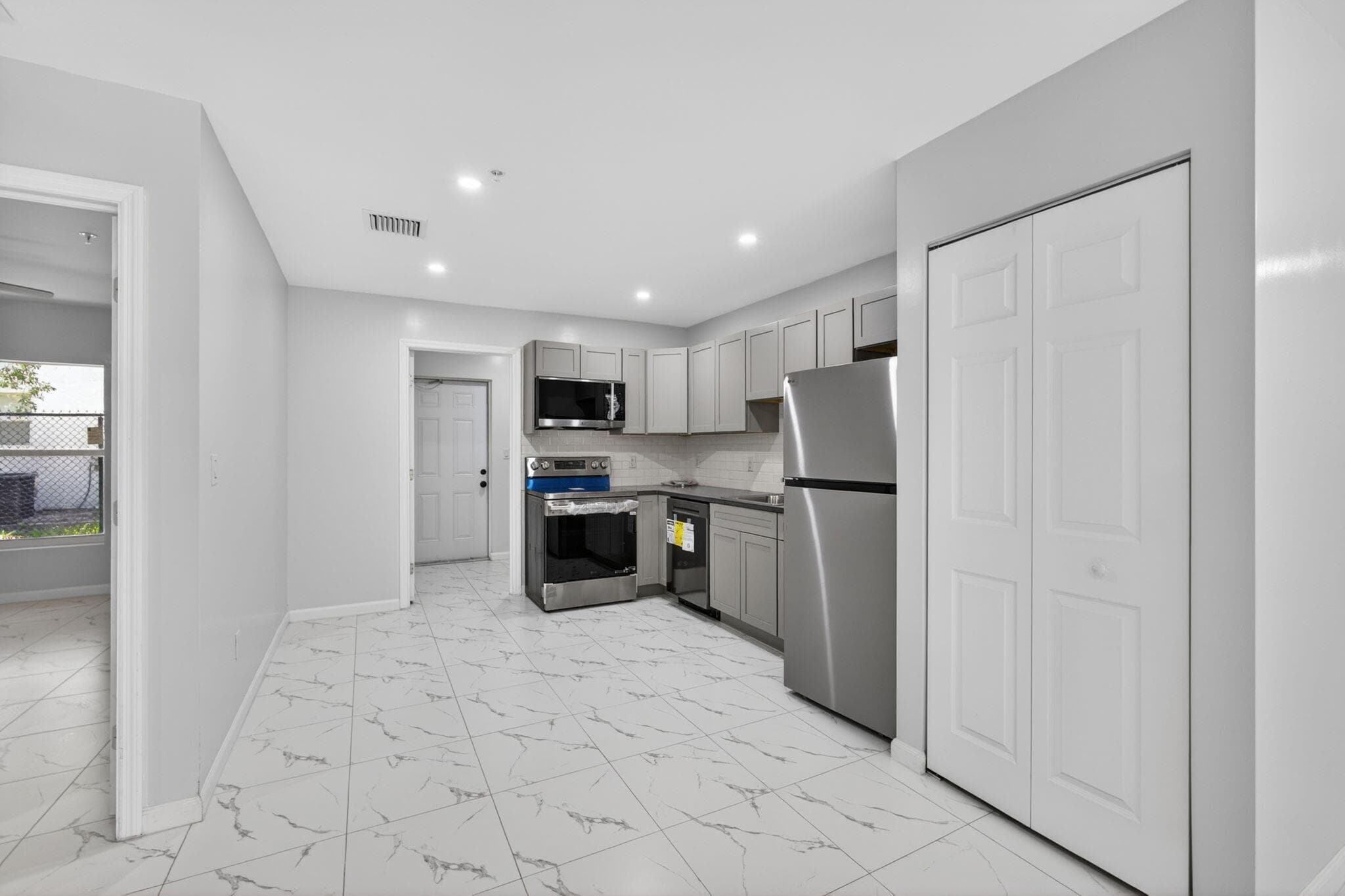 3255 Avenue J, West Palm Beach, FL 33404 — photo 12 of 37
