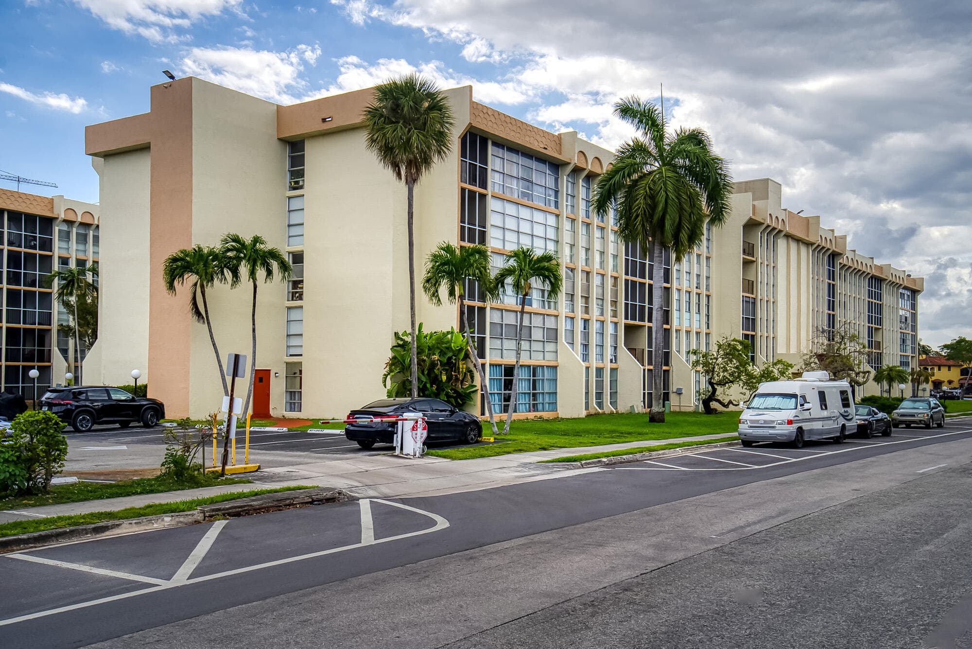 2000 Atlantic Shores Boulevard Apt 410, Hallandale Beach, FL 33009 — photo 6 of 53
