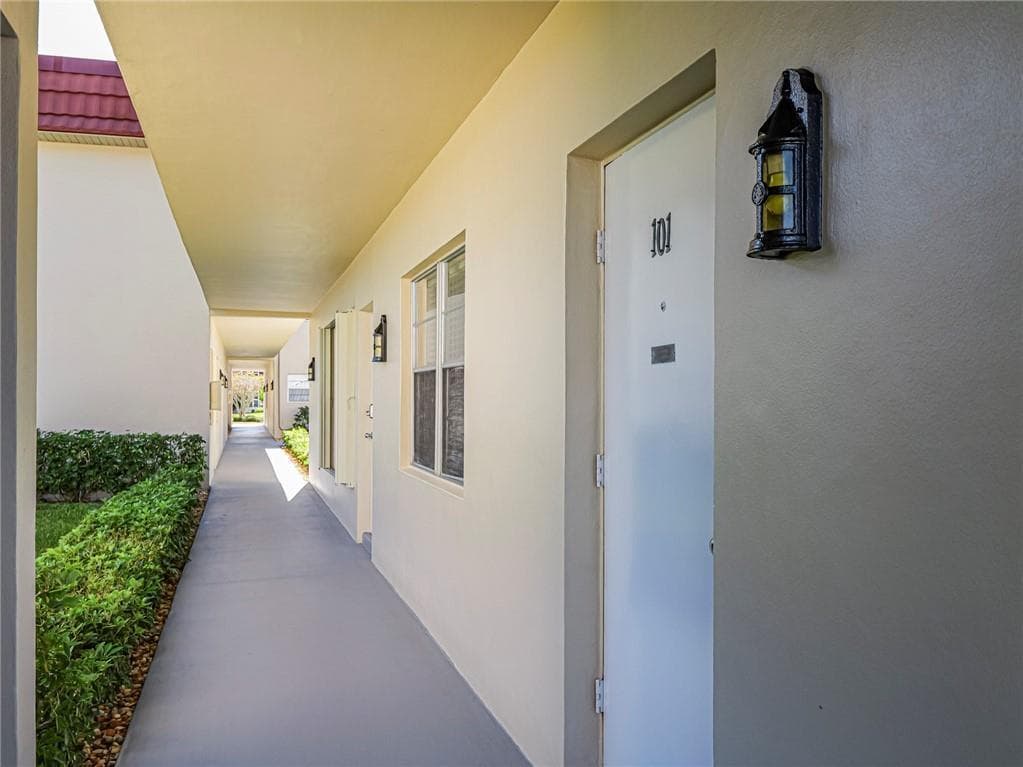 28 Pine Arbor Lane 101, Vero Beach, FL 32962 — photo 7 of 36