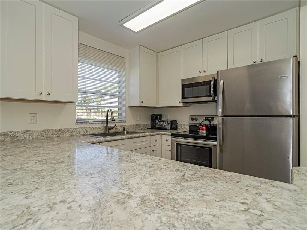 28 Pine Arbor Lane 101, Vero Beach, FL 32962 — photo 9 of 36