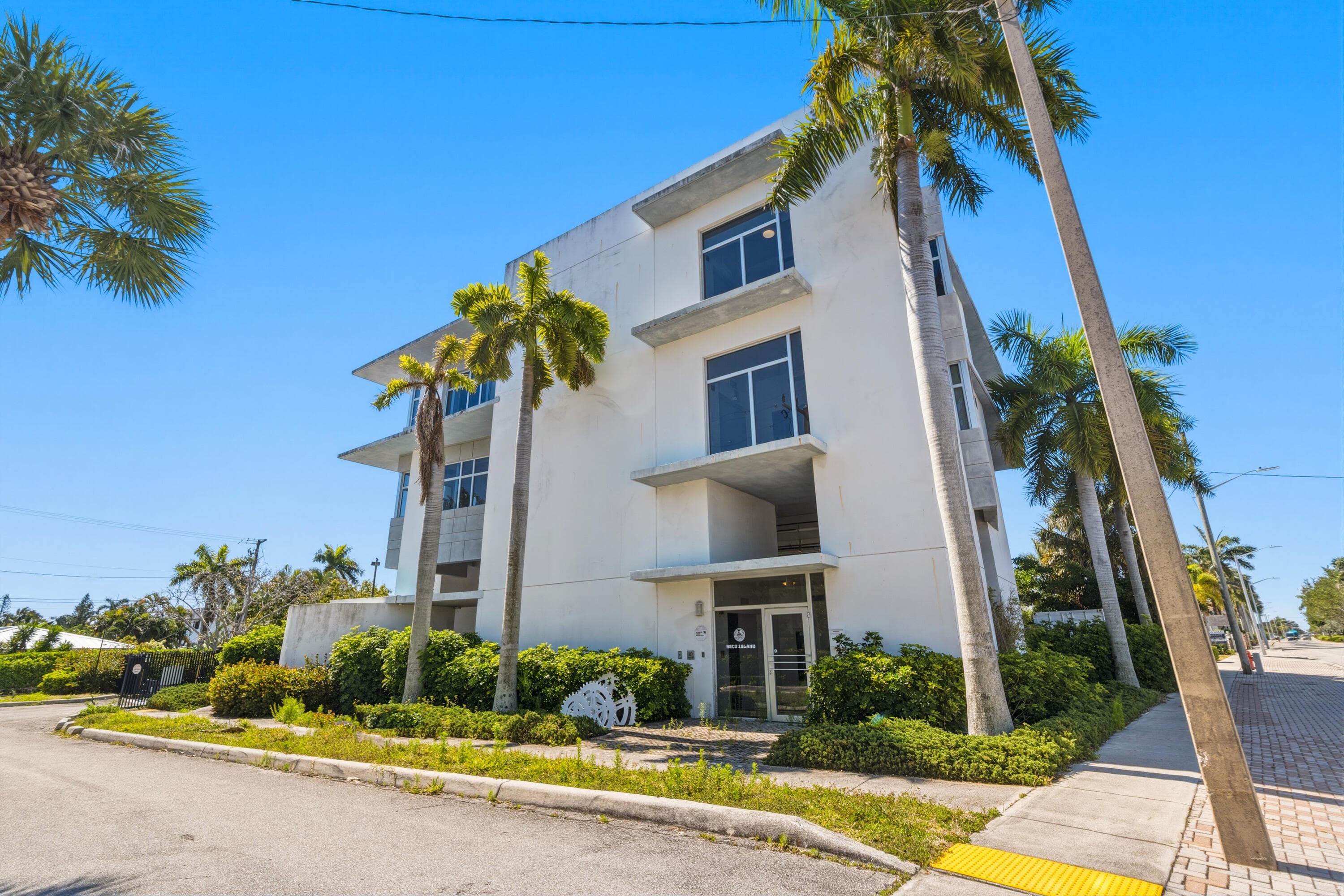 3330 N Federal Highway, Boynton Beach, FL 33435 — photo 1 of 44
