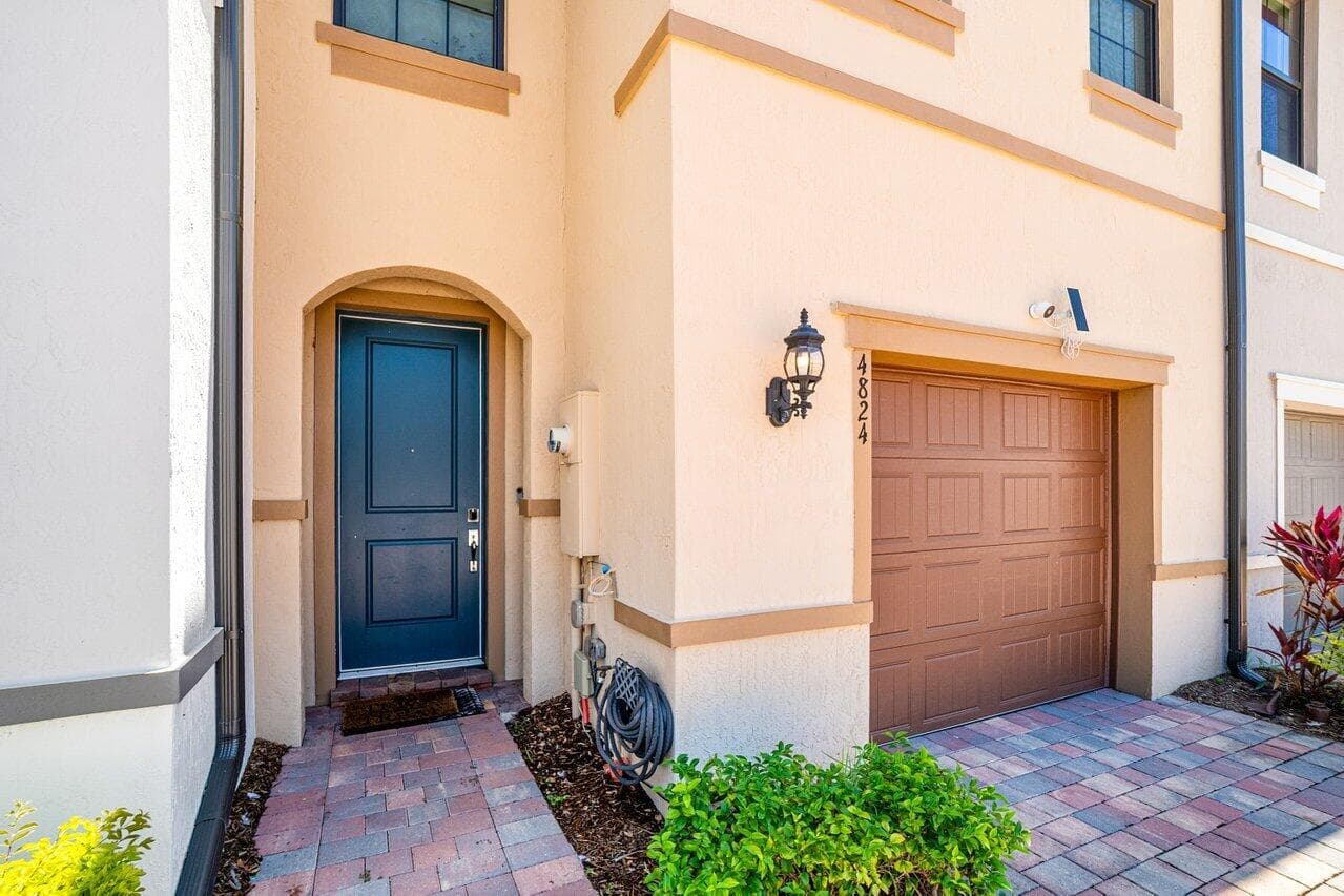4824 Chantilly Road, Lake Worth, FL 33467 — photo 4 of 36