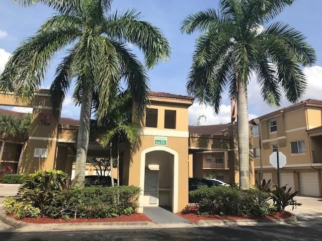 741 N Pine Island Road 303, Plantation, FL 33324 — photo 2 of 22