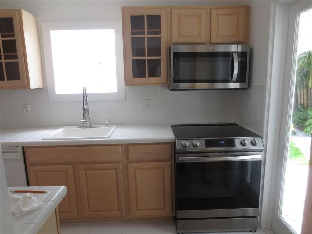 1004 NE 3rd Street, Fort Lauderdale, FL 33301 — photo 9 of 24