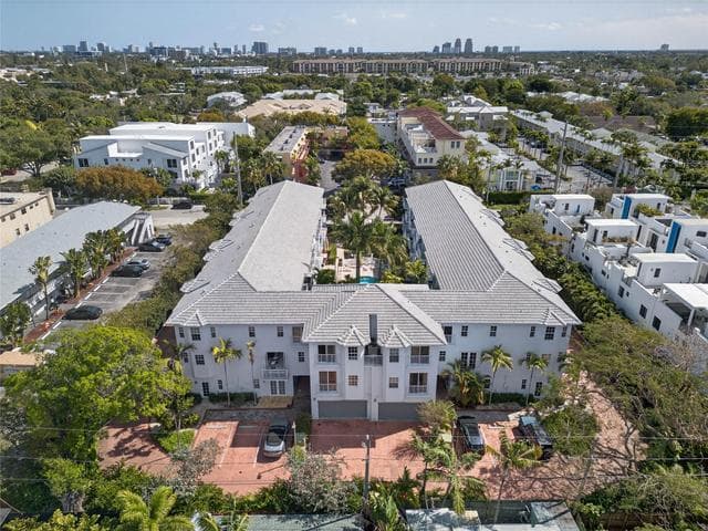 2725 NE 8th Avenue 109, Wilton Manors, FL 33334 — photo 1 of 32