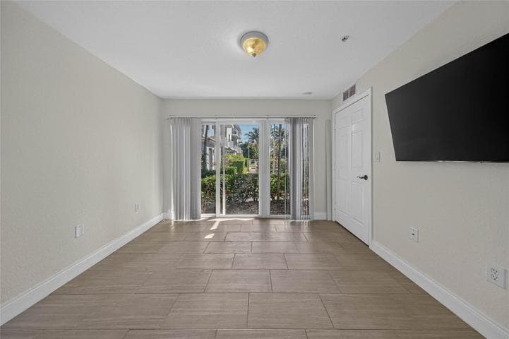 2725 NE 8th Avenue 109, Wilton Manors, FL 33334 — photo 4 of 32